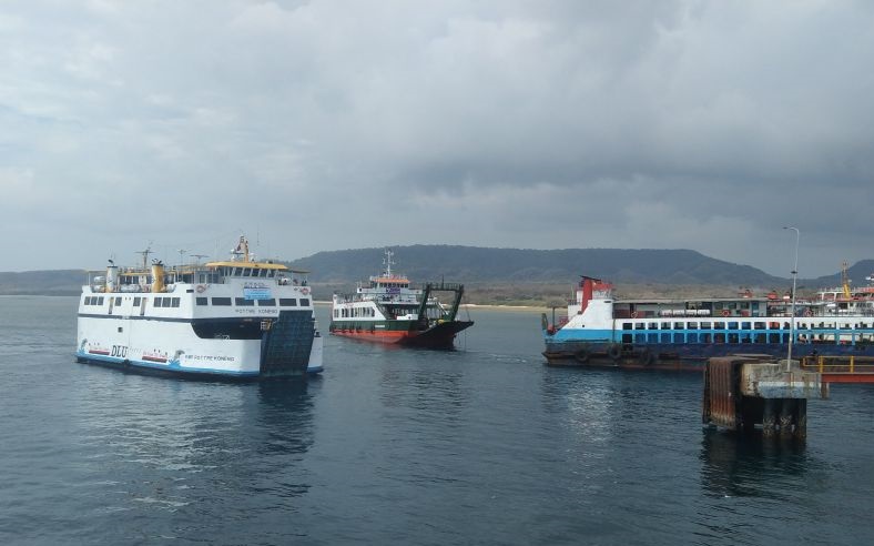 Waspadai gelombang tinggi di jalur penyeberangan Bali