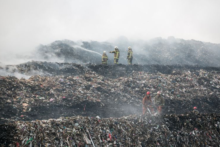 Puluhan Damkar diturunkan kendalikan kebakaran TPA Putri Cempo Puluhan Damkar diturunkan kendalikan kebakaran TPA Putri Cempo