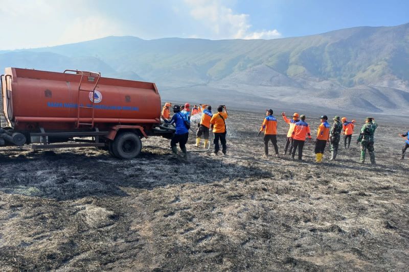 Petugas gabungan lakukan pendinginan karhutla di Gunung Bromo Petugas gabungan lakukan pendinginan karhutla di Gunung Bromo