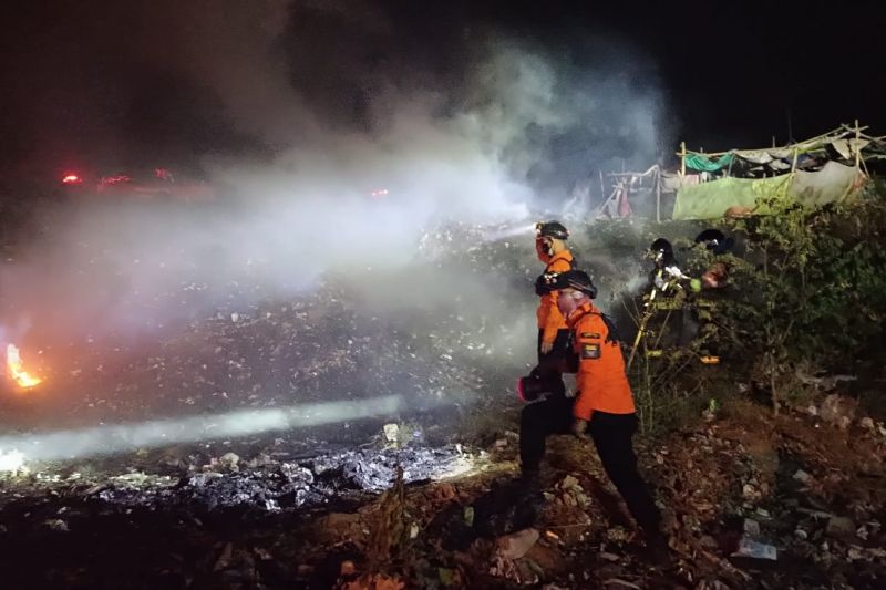 Ribuan warga Cirebon mengungsi akibat kebakaran TPA Kopi Luhur Ribuan warga Cirebon mengungsi akibat kebakaran TPA Kopi Luhur
