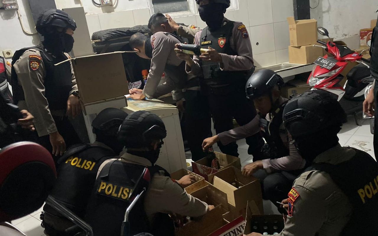 Gencarkan razia, Polres Kudus masih temukan kafe yang jual miras Gencarkan razia, Polres Kudus masih temukan kafe yang jual miras