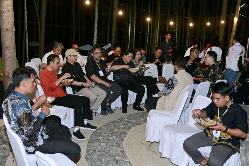 Presiden Jokowi jamu penggiat seni santap malam ala Chef Arnold di IKN Presiden Jokowi jamu penggiat seni santap malam ala Chef Arnold di IKN