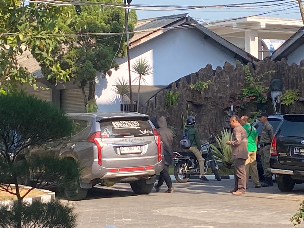 Kantor Bupati Sukoharjo didatangi pria tak dikenal bersenjata tajam Kantor Bupati Sukoharjo didatangi pria tak dikenal bersenjata tajam