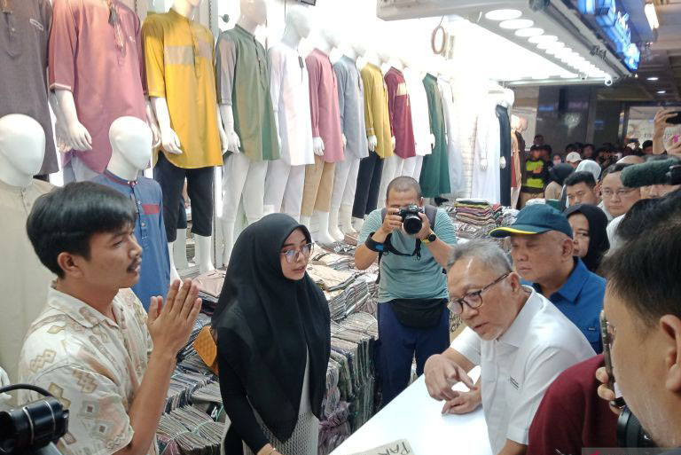 Mendag tinjau Pasar Tanah Abang setelah terbitkan Permendag 31/2023 Mendag tinjau Pasar Tanah Abang setelah terbitkan Permendag 31/2023
