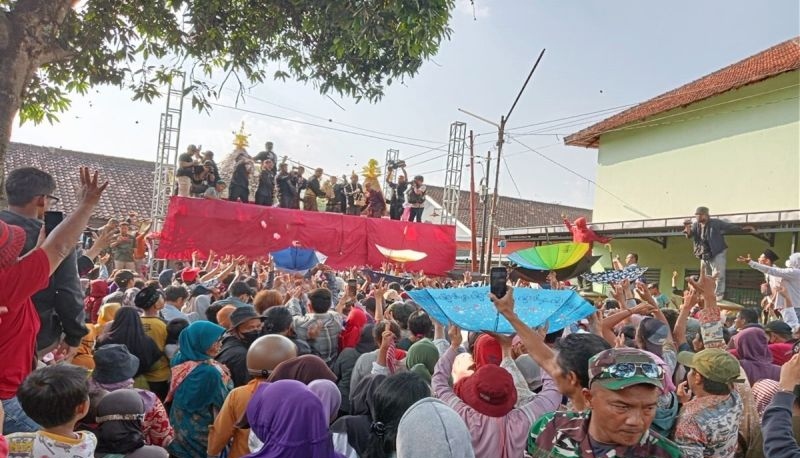 Ribuan warga berebut apem di objek wisata Umbul Pengging Boyolali 