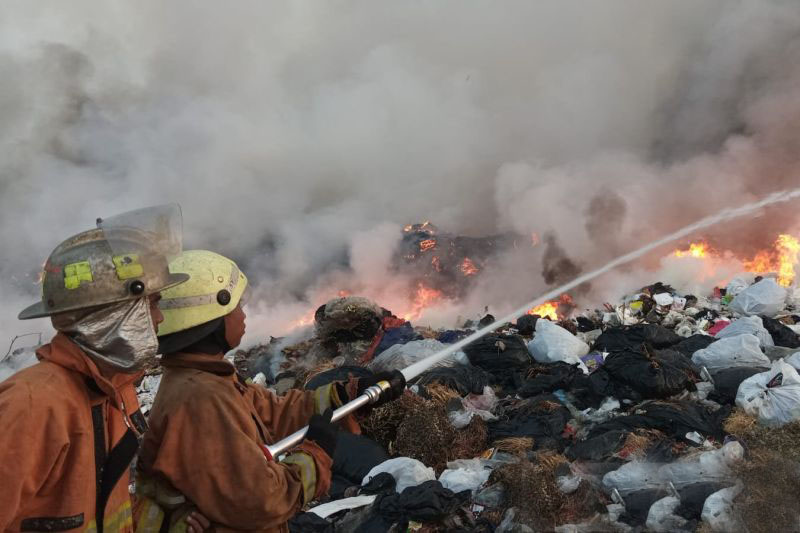 DLH Cirebon sebut 300-400 meter persegi lahan TPA Kopi Luhur terbakar DLH Cirebon sebut 300-400 meter persegi lahan TPA Kopi Luhur terbakar