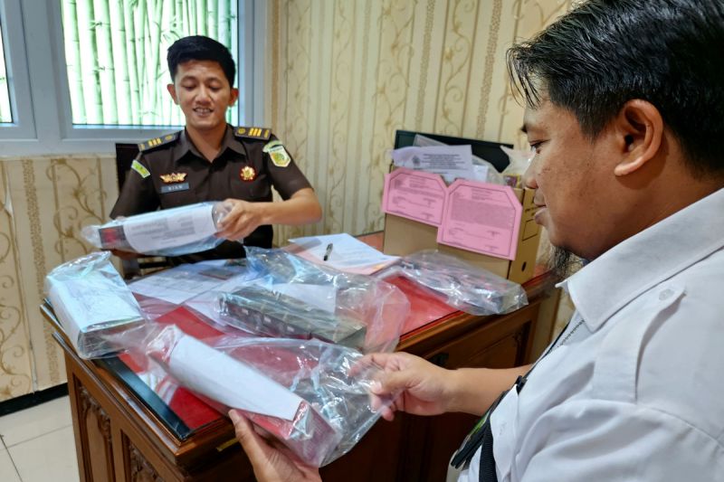 Empat tersangka pengiriman rokok ilegal dilimpahkan ke Kejari Semarang Empat tersangka pengiriman rokok ilegal dilimpahkan ke Kejari Semarang