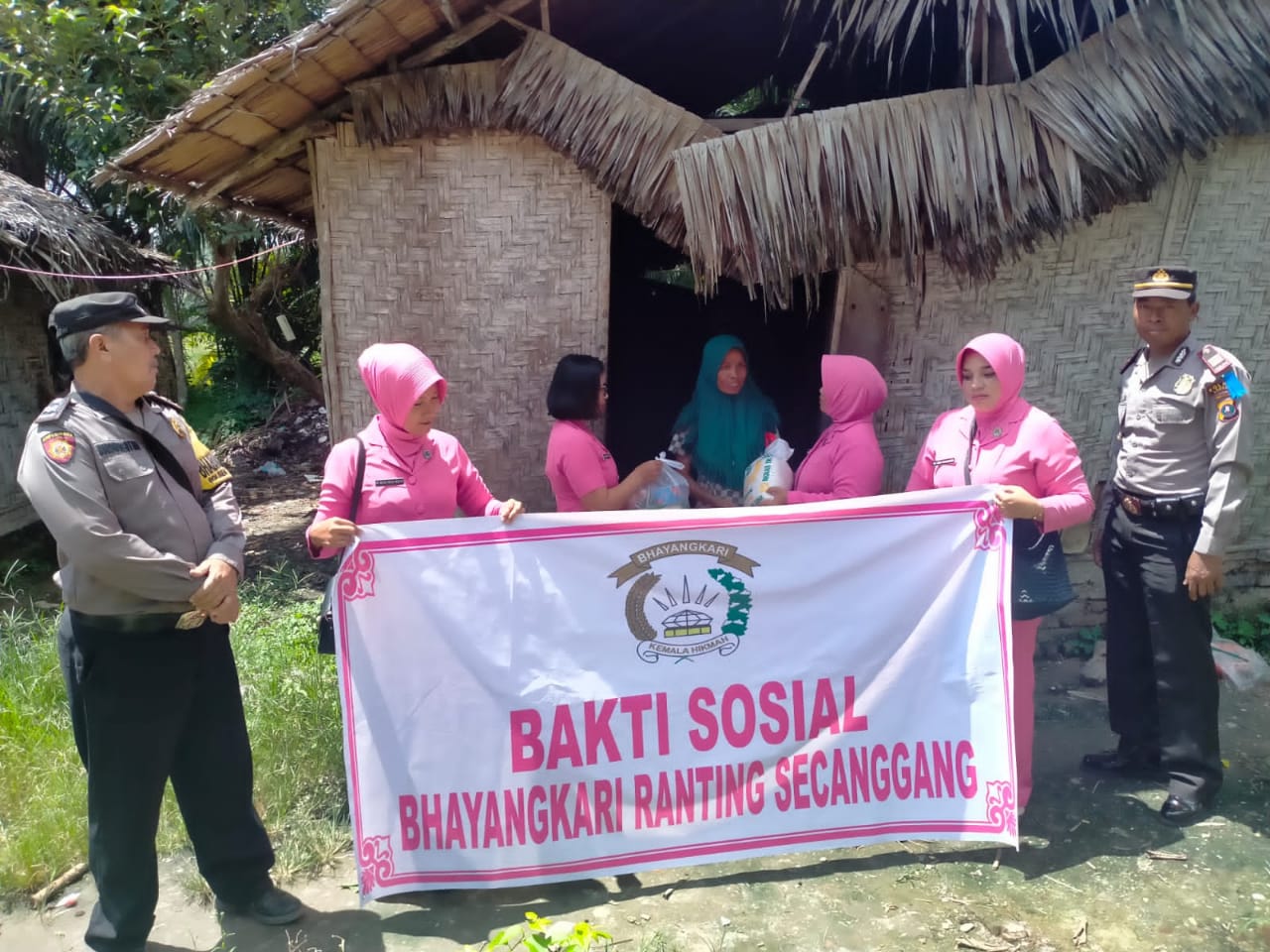 Peduli warga miskin, Polsek Secanggang dan Bhayangkari bagikan bantuan sembako Peduli warga miskin, Polsek Secanggang dan Bhayangkari bagikan bantuan sembako