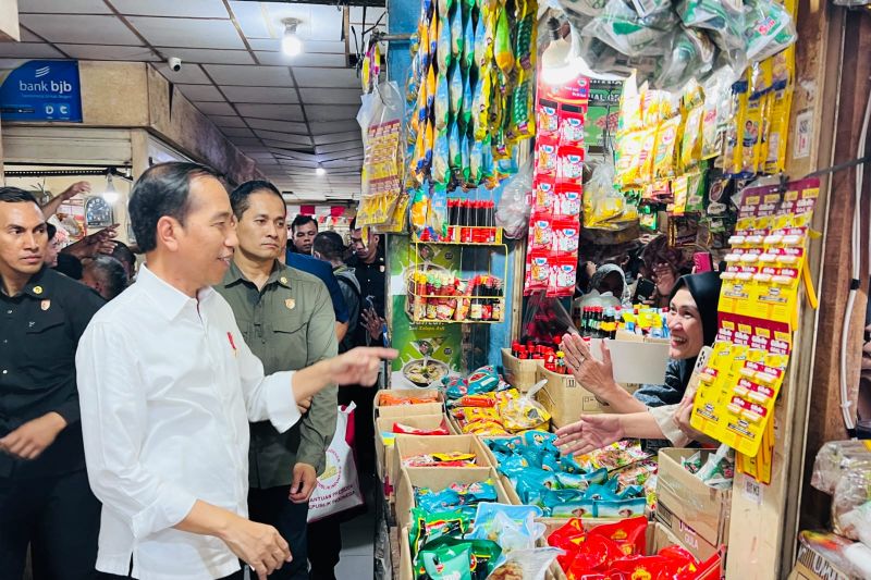 Presiden Jokowi pantau harga komoditas pangan di Pasar Johar Karawang Presiden Jokowi pantau harga komoditas pangan di Pasar Johar Karawang