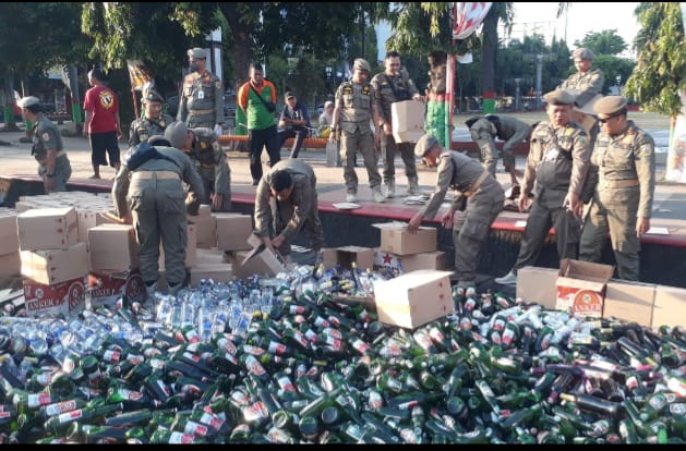 Belasan ribu miras hasil operasi tangkapan terbesar Satpol PP Kudus dimusnahkan Belasan ribu miras hasil operasi tangkapan terbesar Satpol PP Kudus dimusnahkan