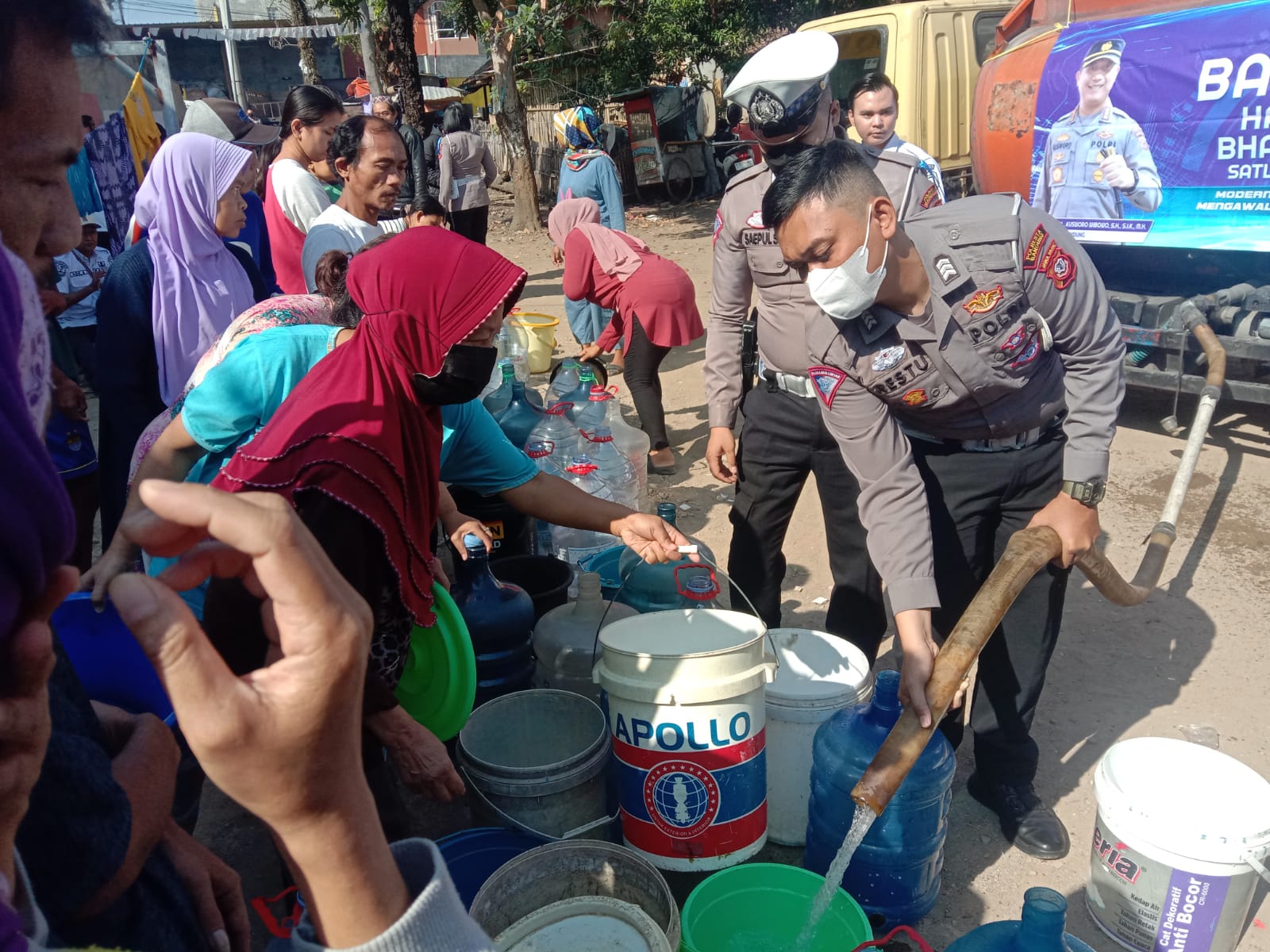 Sat Lantas Polresta Bandung bagikan air bersih gratis bagi warga terdampak kekeringan Sat Lantas Polresta Bandung bagikan air bersih gratis bagi warga terdampak kekeringan