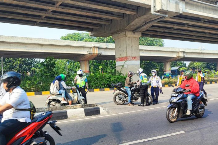 Belasan motor lawan arah terkena razia di Kalimalang Jaktim Belasan motor lawan arah terkena razia di Kalimalang Jaktim