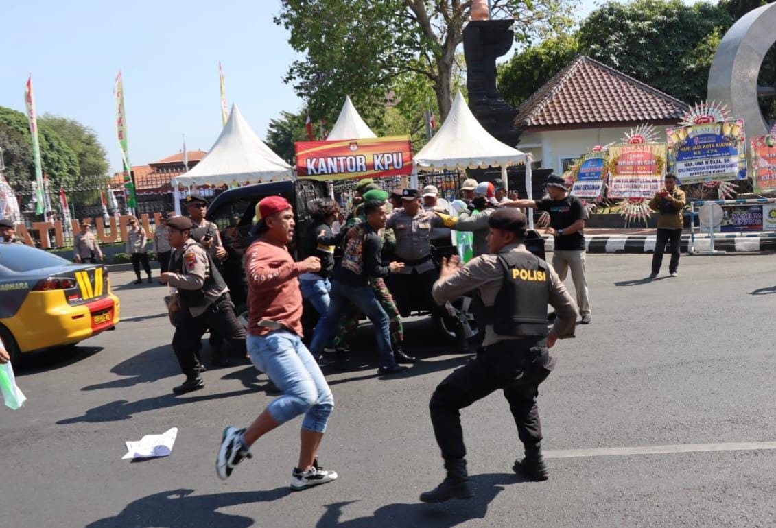 Gelar Sispamkota, Polres Kudus simulasikan kerusuhan Pemilu di Kudus Gelar Sispamkota, Polres Kudus simulasikan kerusuhan Pemilu di Kudus