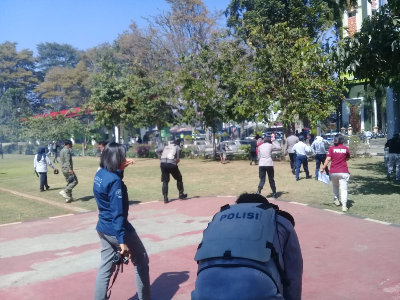 Simulasi Sispamkota Polres Salatiga gunakan gas air mata asli, massa bubar karena mata pedih Simulasi Sispamkota Polres Salatiga gunakan gas air mata asli, massa bubar karena mata pedih