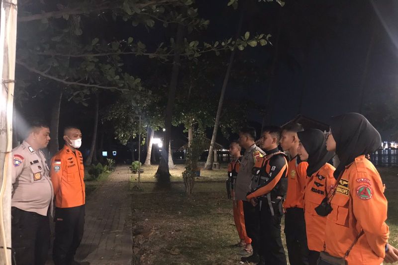 Tim SAR Banten sisir warga diduga tenggelam di Pantai Mabak
