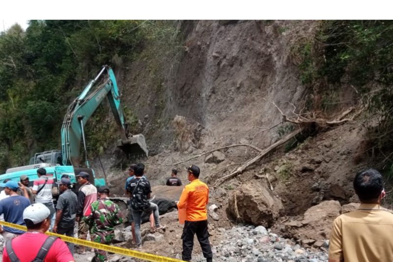 Basarnas Bali evakuasi penggali batu korban longsor Karangasem Basarnas Bali evakuasi penggali batu korban longsor Karangasem