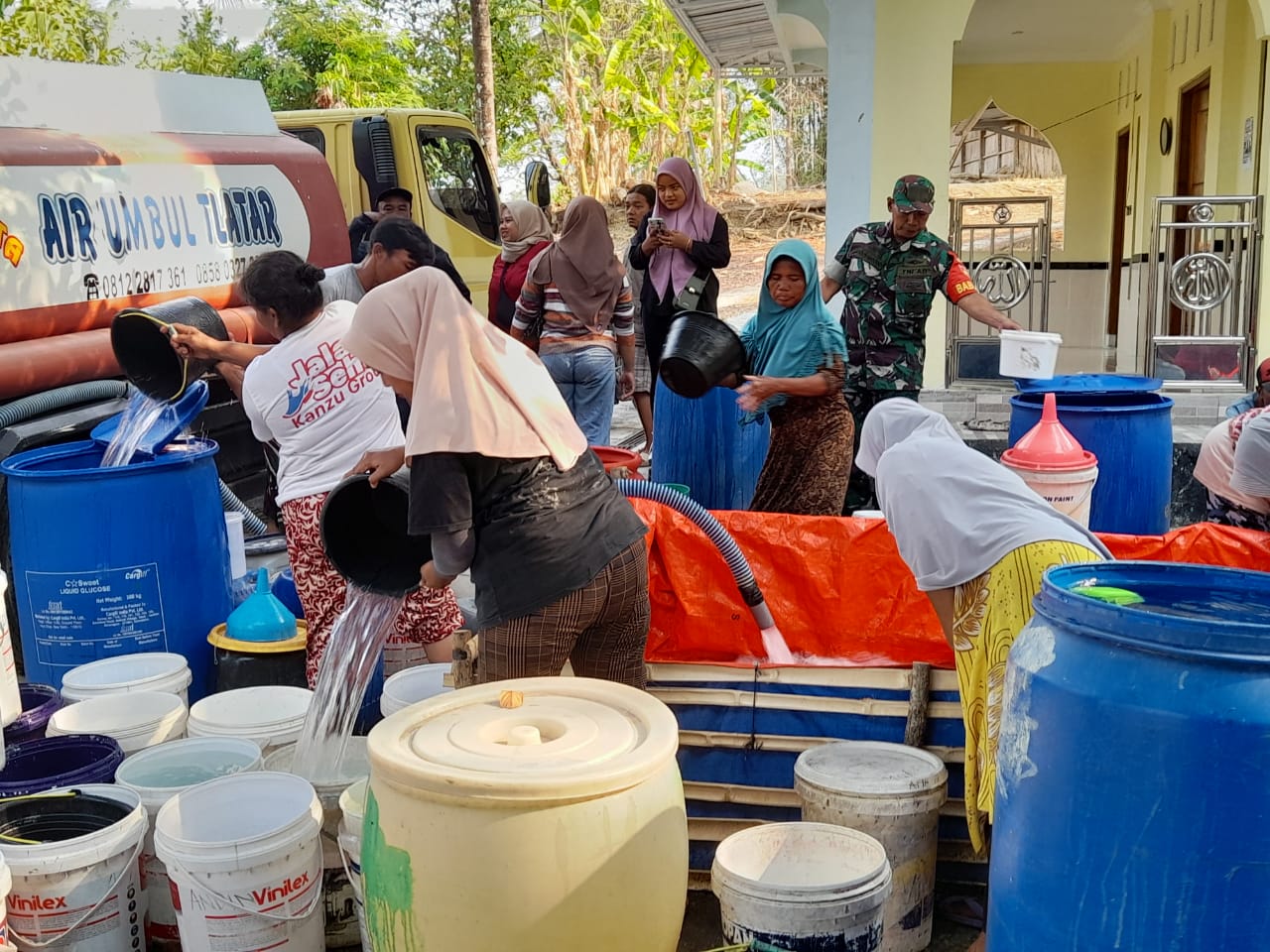 Warga Desa Jatilawang kesulitan air bersih, Babinsa Wonosegoro bantu distribusi air Warga Desa Jatilawang kesulitan air bersih, Babinsa Wonosegoro bantu distribusi air