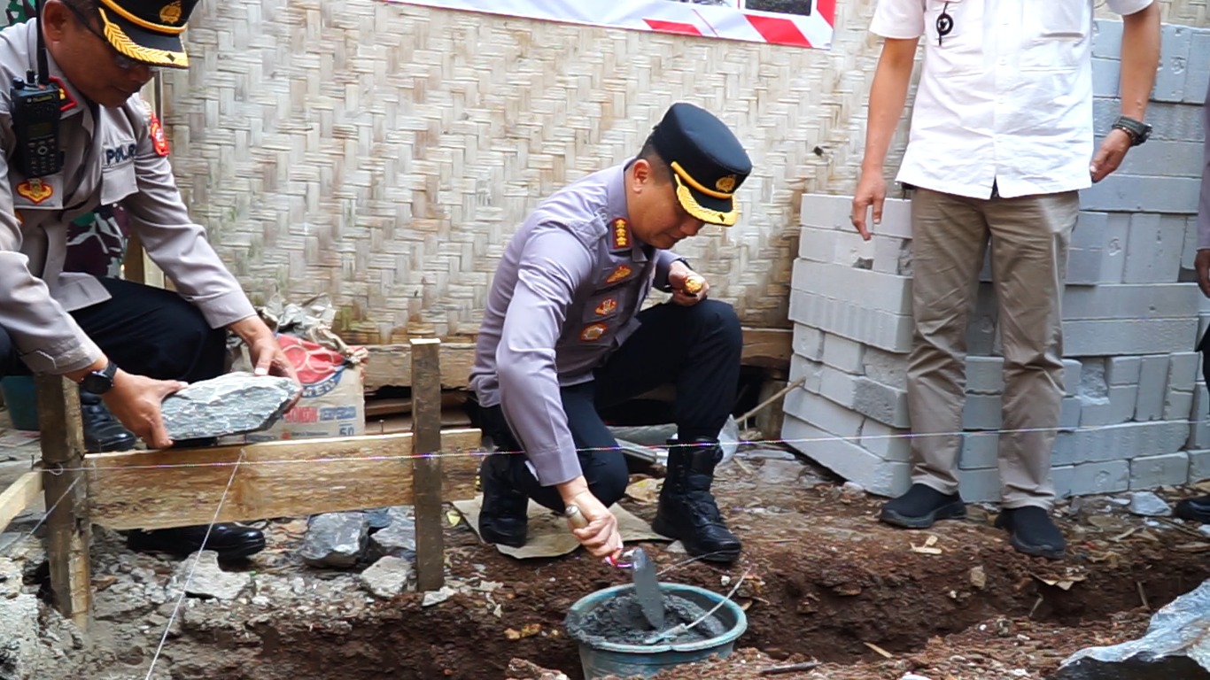 Polresta Bandung renovasi rumah tidak layak huni di Desa Sindangpanon 