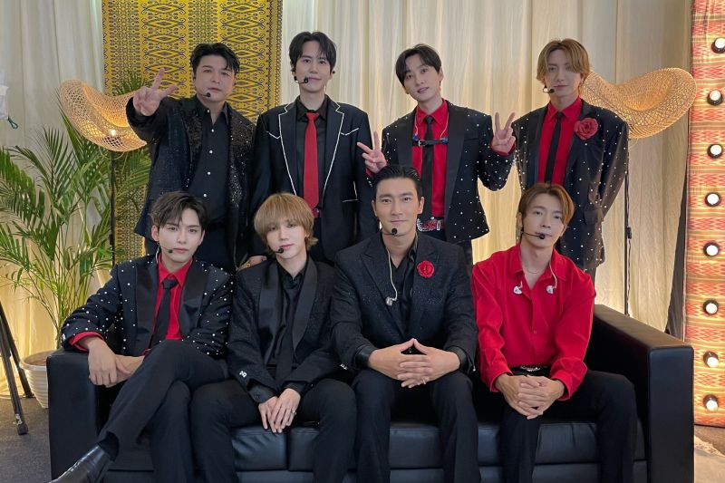 Aksi Super Junior di SMTOWN Jakarta, push up hingga pamer batik