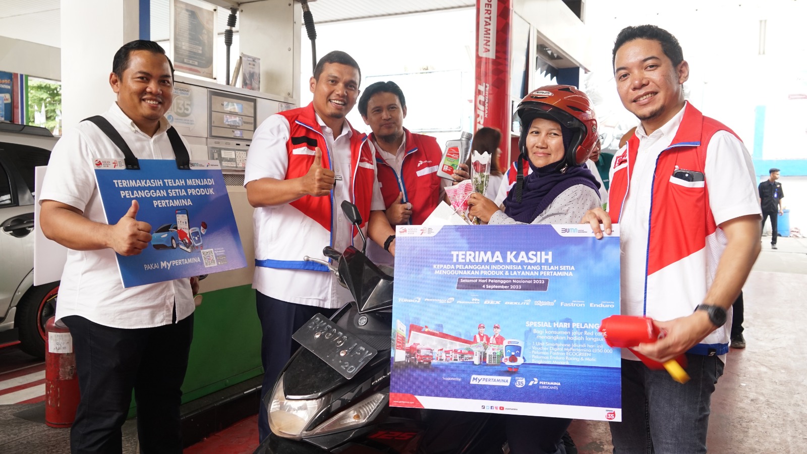 Pelanggan BBM Pertamax di Jayapura kaget dapat bingkisan dan souvenir dari Pertamina Pelanggan BBM Pertamax di Jayapura kaget dapat bingkisan dan souvenir dari Pertamina