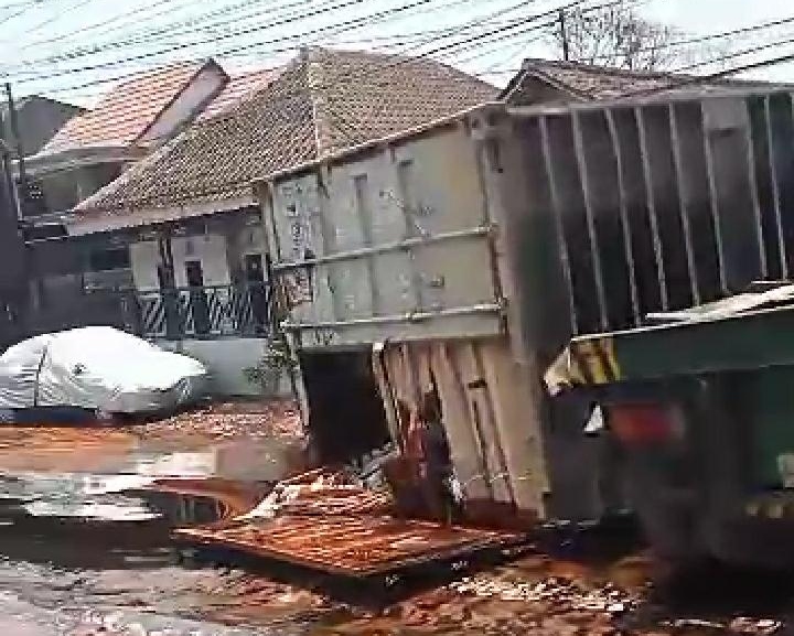 Kontainer muatan tetes tebu terguling, tutup jalur protokol Surabaya - Malang