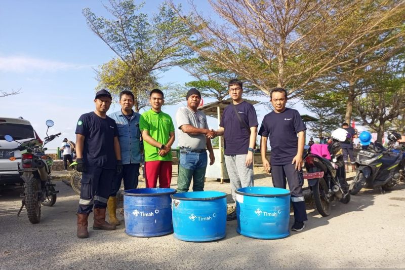 PT Timah bantu puluhan tong sampah di Wisata Bozem Barbar