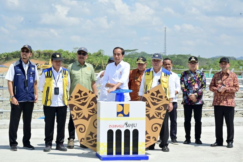 Presiden memulai pengisian Bendungan Sepaku Semoi Presiden memulai pengisian Bendungan Sepaku Semoi