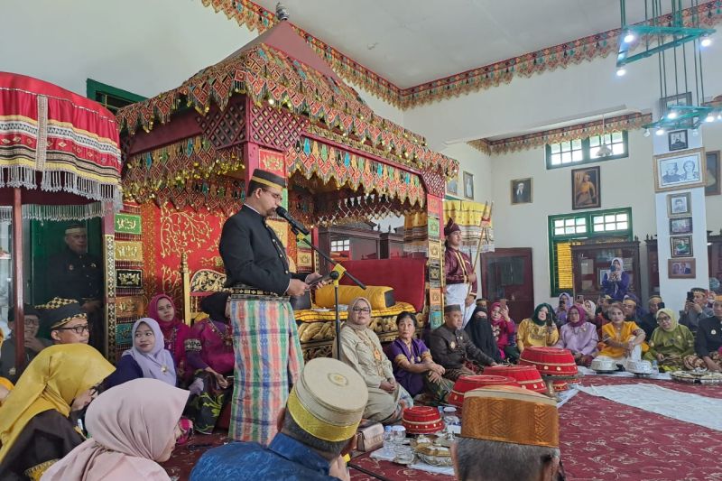 Anies Baswedan jalani ritual kehormatan Kedatuan Luwu di Palopo Anies Baswedan jalani ritual kehormatan Kedatuan Luwu di Palopo