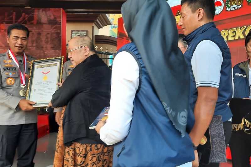 Kabareskrim terima anugerah MURI usai ungkap jaringan Fredy Pratama Kabareskrim terima anugerah MURI usai ungkap jaringan Fredy Pratama