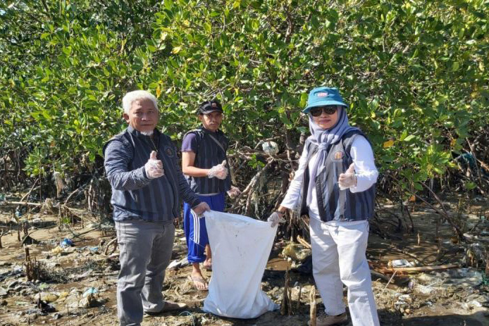 Ribuan warga melakukan aksi bersih-bersih sampah di Pamekasan Ribuan warga melakukan aksi bersih-bersih sampah di Pamekasan