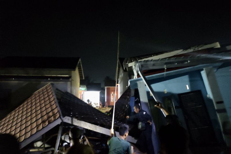 Relawan evakuasi empat orang korban rumah roboh di Banjar