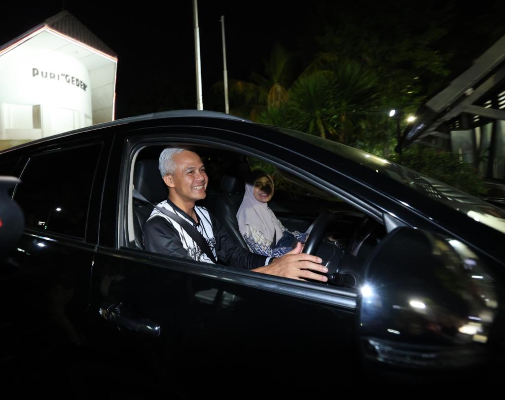 Kemarin, jelang tengah malam Ganjar nyetir sendiri tinggalkan rumah dinas Kemarin, jelang tengah malam Ganjar nyetir sendiri tinggalkan rumah dinas