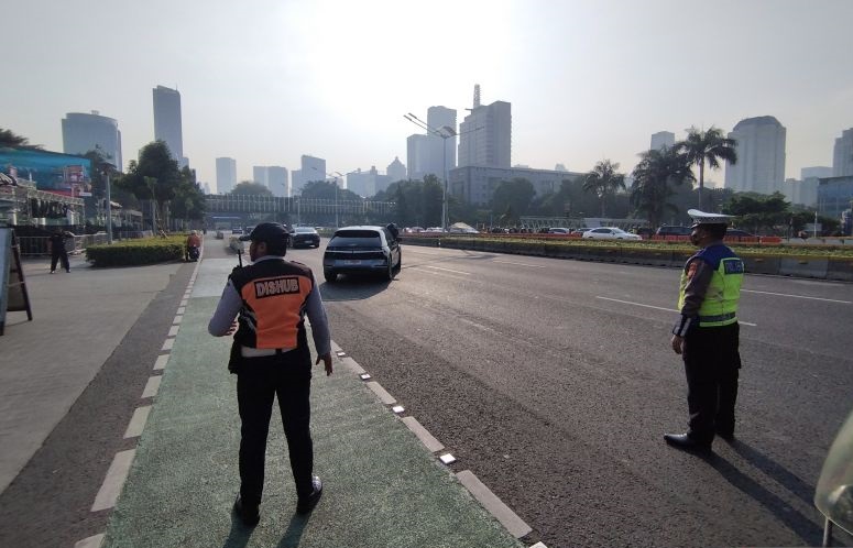 Polisi buka-tutup ruas Jalan Sudirman saat delegasi KTT ASEAN melintas