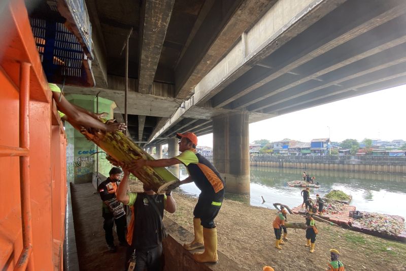 UPS Badan Air Jakut inspeksi sampah di Kali Jodo hingga Penjaringan