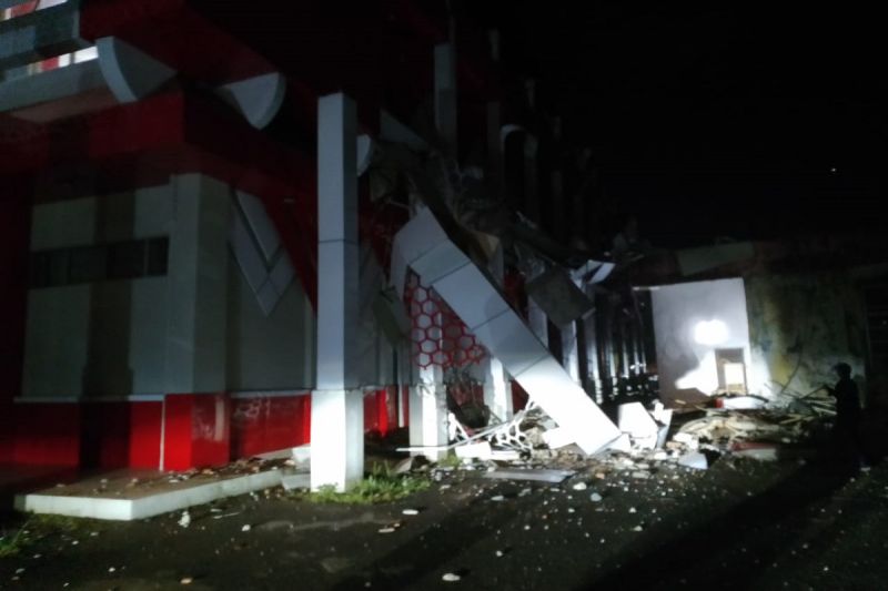 Bagian luar gedung KONI Sulut mengalami kerusakan akibat gempa Bagian luar gedung KONI Sulut mengalami kerusakan akibat gempa