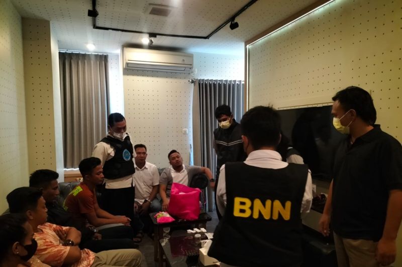 BNNK Surabaya gerebek pesta narkoba di sebuah hotel BNNK Surabaya gerebek pesta narkoba di sebuah hotel