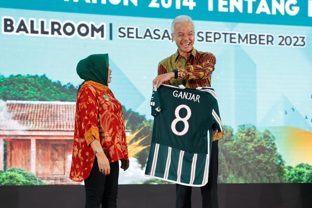 Saat Ganjar terima jersey MU nomor 8 dari Ketum PAPDESI Saat Ganjar terima jersey MU nomor 8 dari Ketum PAPDESI