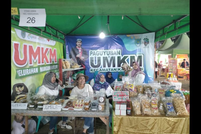 Puluhan UMKM tawarkan produk berkualitas dalam kegiatan HadiPro Puluhan UMKM tawarkan produk berkualitas dalam kegiatan HadiPro