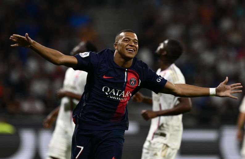 Mbappe ukir dwigol saat PSG hantam Lyon dengan kemenangan 4-1 Mbappe ukir dwigol saat PSG hantam Lyon dengan kemenangan 4-1