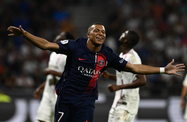 Mbappe ukir dwigol saat PSG hantam Lyon dengan kemenangan 4-1