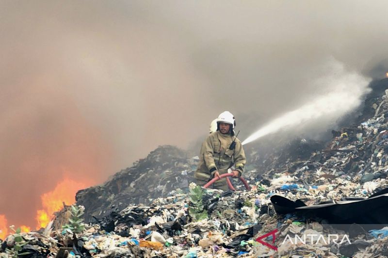 Angin kencang akibatkan kebakaran TPA Jatibarang cepat membesar Angin kencang akibatkan kebakaran TPA Jatibarang cepat membesar