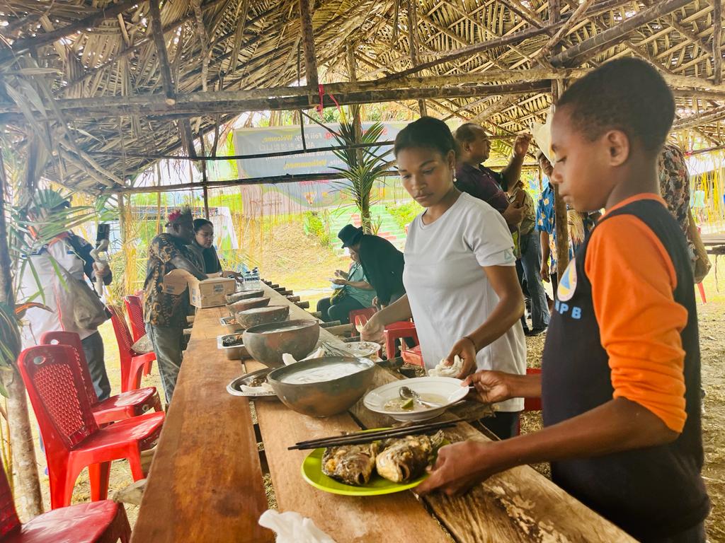Masyarakat Kampung Abar gelar festival makan papeda dalam gerabah