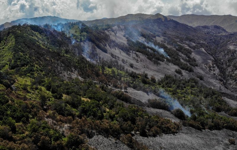 Petugas fokus padamkan titik api di Gunung Mungal