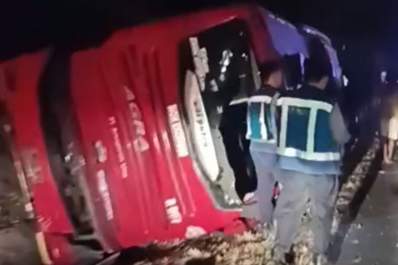 Bus Agra Mas alami kecelakaan di tol Ungaran Jateng Bus Agra Mas alami kecelakaan di tol Ungaran Jateng