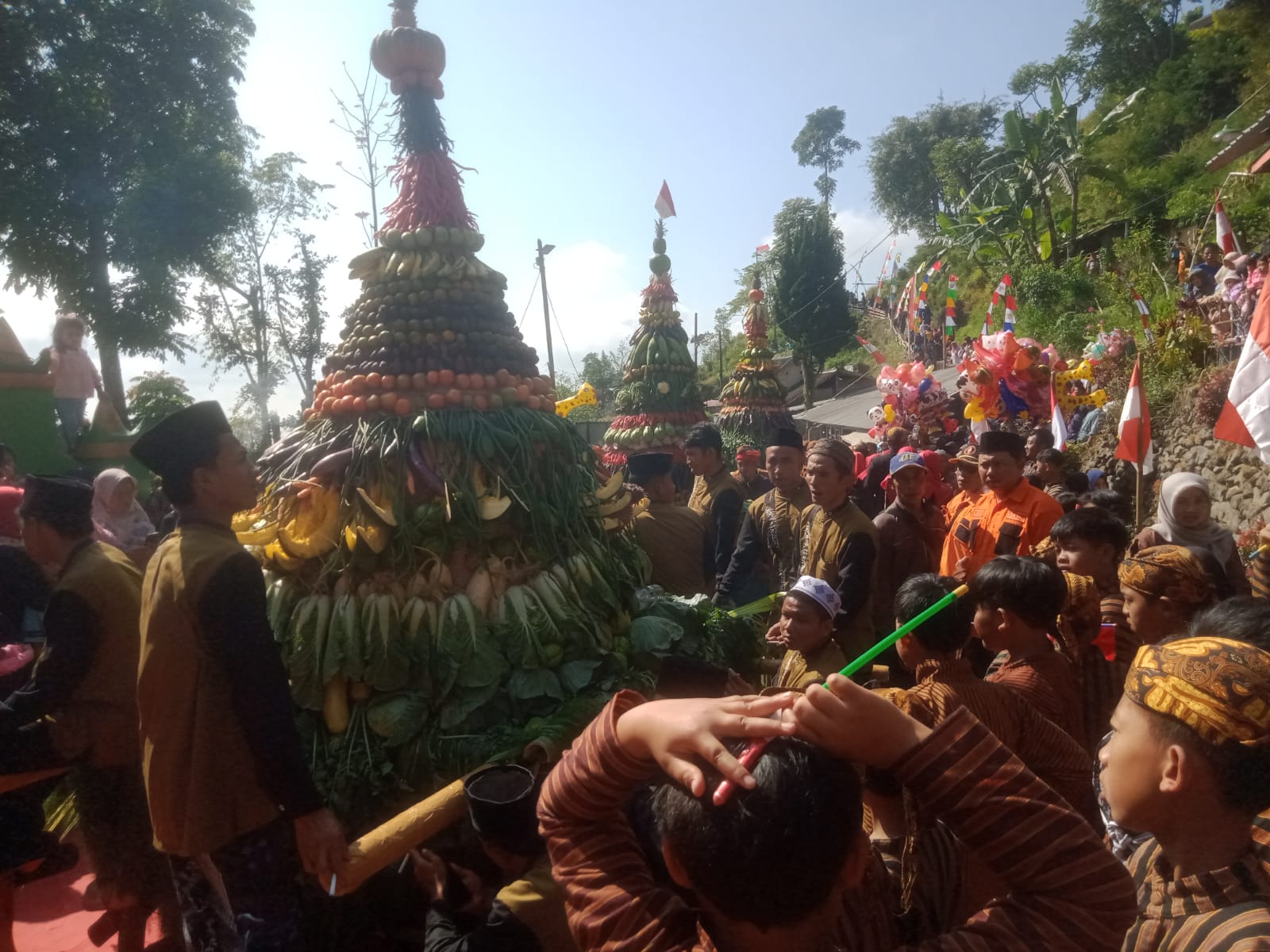 Ribuan warga ikuti prosesi tradisi buka luwur di Makam Pantaran lereng Merbabu 