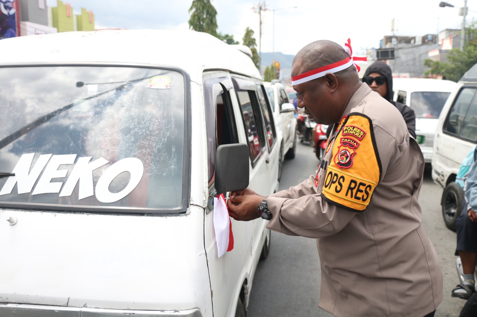 Polisi bagikan 1.708 bendera Merah Putih pada warga di Papua Polisi bagikan 1.708 bendera Merah Putih pada warga di Papua