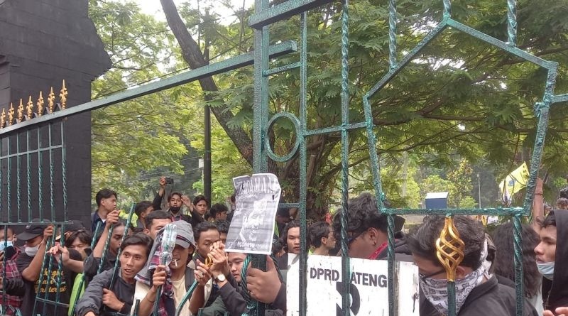 Belasan mahasiswa peserta aksi di Semarang dilarikan ke RS