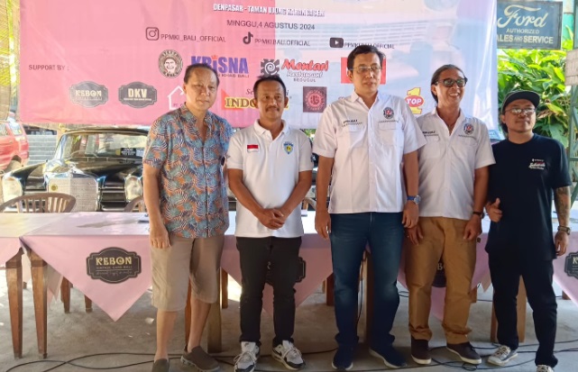 Penggemar mobil kuno Indoneisa Touring Merah Putih rute Denpasar - Karangasem Penggemar mobil kuno Indoneisa Touring Merah Putih rute Denpasar - Karangasem