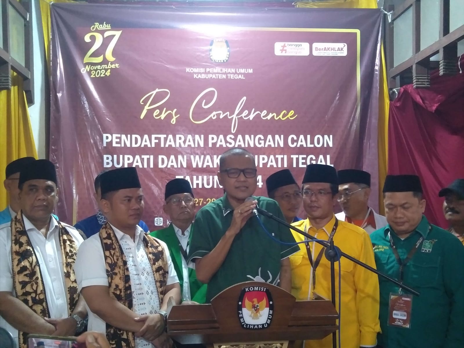 Ischak Maulana Rohman dan Akhmad Kholid resmi mendaftar ke KPU Tegal Ischak Maulana Rohman dan Akhmad Kholid resmi mendaftar ke KPU Tegal