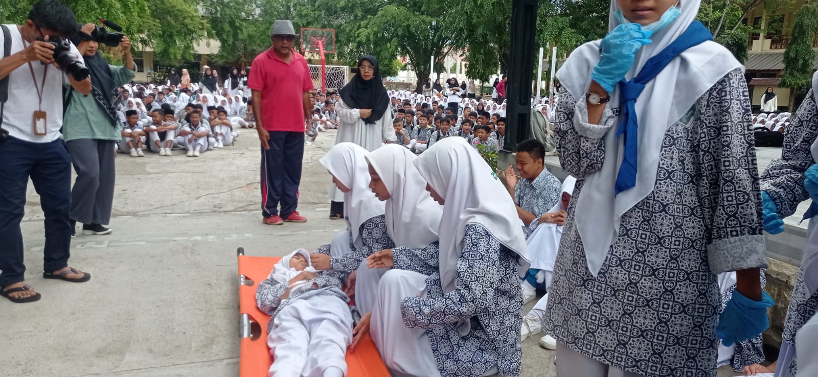Ratusan siswa SMP Negeri 1 Banda Aceh dilatih mitigasi bencana gempa tsunami Ratusan siswa SMP Negeri 1 Banda Aceh dilatih mitigasi bencana gempa tsunami
